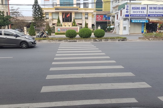 Vạch kẻ sang đường "làm khó" người đi bộ