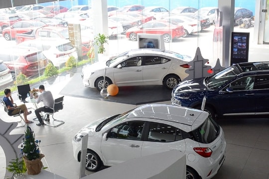Nhiều mẫu ô tô giảm giá sập sàn, thị trường tiêu thụ vẫn ảm đạm 