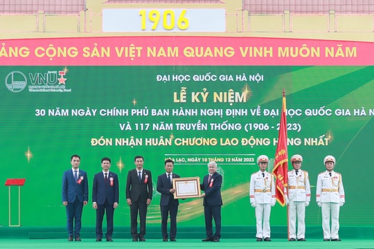 Đại học Quốc gia Hà Nội đón nhận Huân chương Lao động hạng Nhất