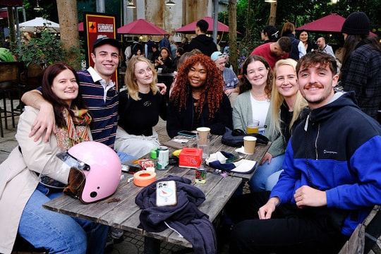 Foreigners enjoy Ha Noi’s Christmas market