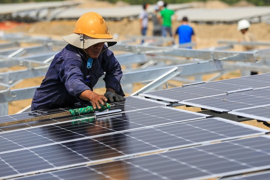 Vòng xoáy nợ nần của các doanh nghiệp điện gió, mặt trời