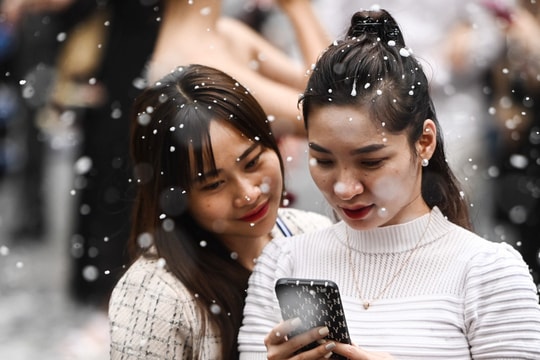 Giới trẻ đổ xô check-in "tuyết rơi" trên phố đi bộ châu Âu ở Hà Nội