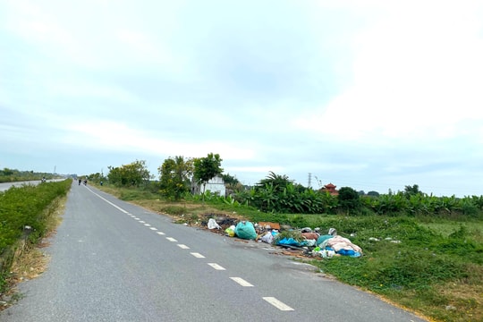 Bãi rác "mọc" bên đường tránh thị trấn Phú Thái