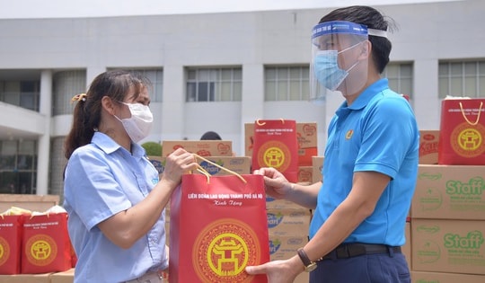 Tặng 7.800 voucher mua hàng chợ Tết cho người lao động khó khăn