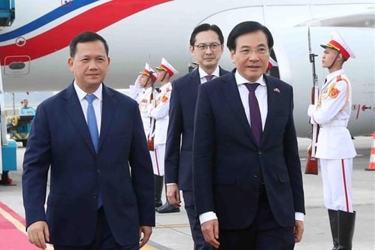 Cambodian PM arrives in Ha Noi, starts official visit to Vietnam