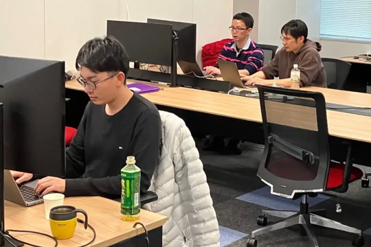 Thưởng tiền cho nhân viên đến văn phòng ăn trưa
