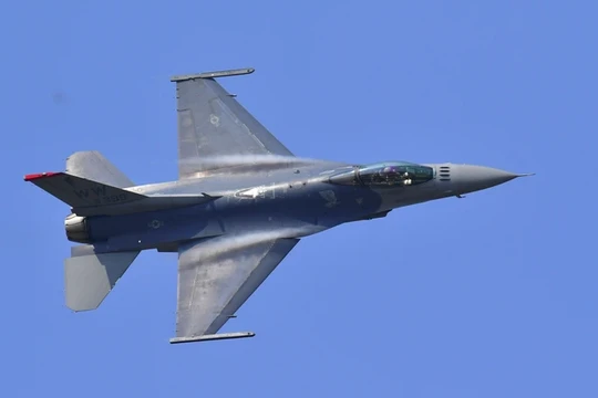 Máy bay chiến đấu F-16 của Mỹ gặp nạn và rơi xuống Hoàng Hải