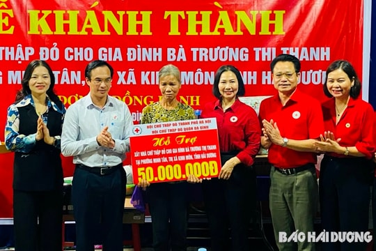 Hội Chữ thập đỏ quận Ba Đình hỗ trợ xây nhà cho một hộ nghèo ở thị xã Kinh Môn