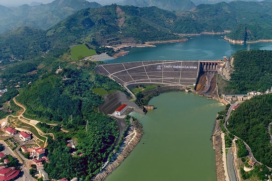 Nước về ào ạt, hồ thủy điện tranh thủ tích trữ cho nguồn điện 2024