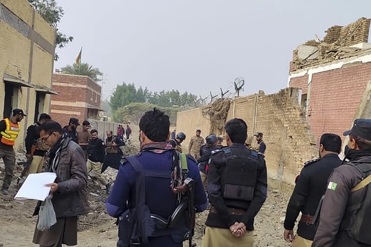 Đánh bom đồn cảnh sát Pakistan khiến hàng chục sĩ quan thiệt mạng
