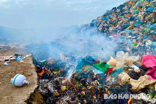  Người dân thôn Bình Đê khổ vì bãi rác cháy âm ỉ suốt ngày đêm