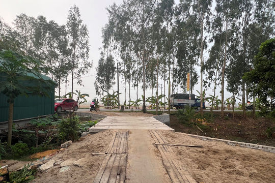Người dân thôn Lương Nham tiếp tục xây cầu qua kênh T8