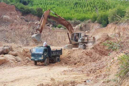 Chuyển đổi 6,53 ha đất rừng để khai thác mỏ đất, đá làm vật liệu xây dựng