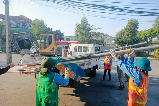 Kinh Môn tháo dỡ gần 400 biển quảng cáo lấn chiếm hành lang giao thông
