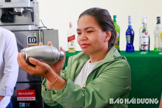 Lớp học pha chế đồ uống cho người khiếm thính đầu tiên tại Hải Dương
