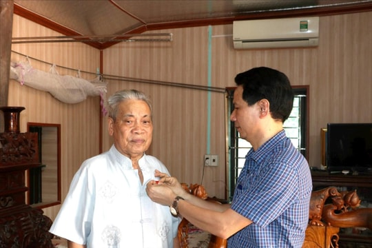 Hải Dương quy định chế độ tặng quà Tết cho đảng viên được tặng Huy hiệu Đảng