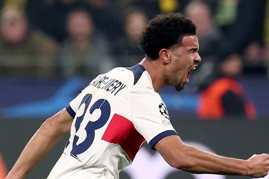 Tiền vệ 17 tuổi đưa PSG vào vòng 1/8 Champions League