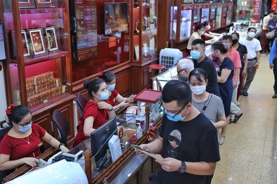 Giá vàng trong nước đảo chiều tăng mạnh tới 700.000 đồng