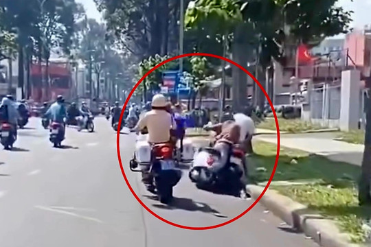 Tạm đình chỉ công tác một cảnh sát giao thông truy đuổi, đạp ngã xe máy ở TP Hồ Chí Minh 