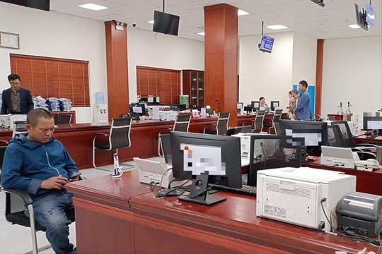 Một số cán bộ Trung tâm Hành chính công tỉnh đi làm muộn