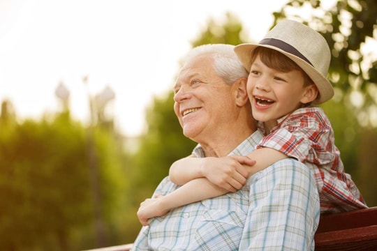 Lợi ích khi trẻ nhỏ gần gũi ông bà