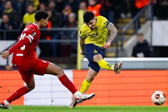 Liverpool thua trận trước khi gặp Man Utd