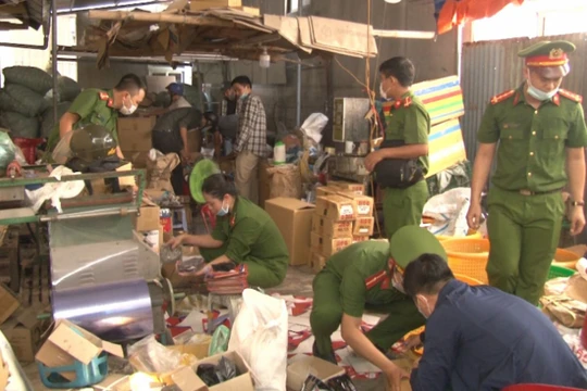Phát hiện đường dây làm giả kính xe ôtô gắn mác thương hiệu uy tín