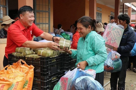 Hơn 17 tỷ đồng từ Quỹ "Vì người nghèo" gửi tới người có hoàn cảnh khó khăn
