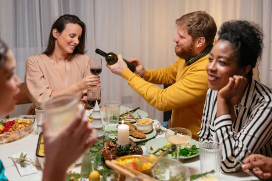 Bí quyết để bạn tiệc tùng cuối năm mà không bị rượu bia “đánh gục”