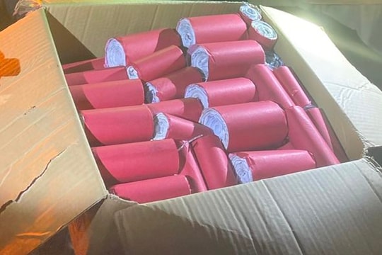 Cảnh sát giao thông bắt đối tượng nghi vận chuyển pháo nổ