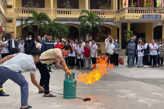 Gần 1.000 giảng viên, sinh viên Trường Đại học Hải Dương trải nghiệm thực hành phòng cháy, chữa cháy