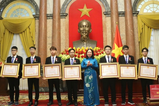 16 học sinh được tặng Huân chương Lao động