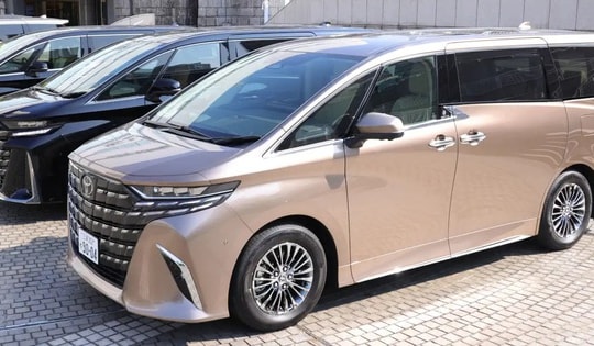 Toyota ngừng bán loạt xe đời mới hot như Land Cruiser, Alphard do thiếu linh kiện