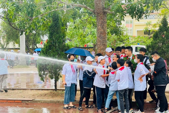 Giáo viên, học sinh xã Thanh Thủy thực hành phòng cháy, chữa cháy