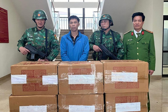 Bắt quả tang người đàn ông vận chuyển 2 tạ pháo qua biên giới