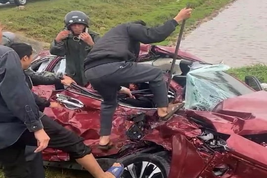 Ô tô 7 chỗ va chạm xe tải tại Hà Tĩnh, 1 người chết, nhiều người bị thương