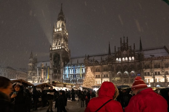 Chợ Giáng sinh Munich trong đợt bão tuyết kỷ lục ở Đức