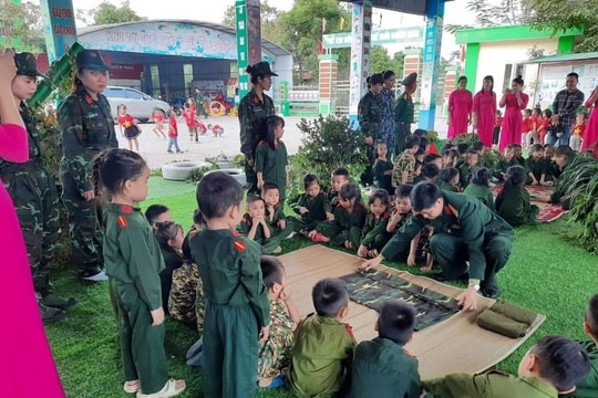 Học sinh Hải Dương nghe cựu chiến binh kể chuyện truyền thống