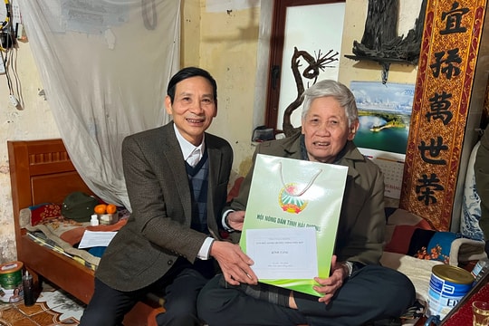 Hội Nông dân tỉnh thăm, tặng quà gia đình chính sách tại huyện Bình Giang