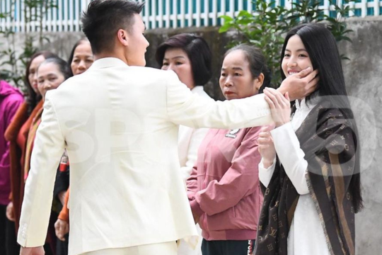 Quang Hải diện vest trắng bảnh bao, âu yếm bạn gái trong ngày dạm ngõ