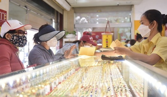Giá vàng miếng SJC vượt 75 triệu đồng/lượng, cao chưa từng có