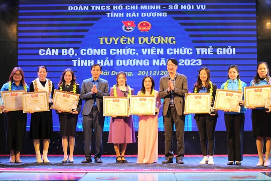 12 cán bộ, công chức, viên chức trẻ giỏi được tuyên dương