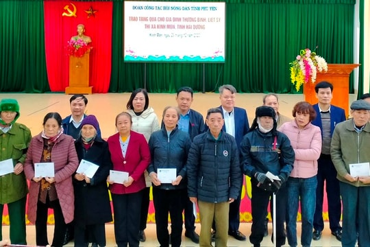 Hội Nông dân tỉnh Phú Yên tặng quà hội viên nông dân Hải Dương
