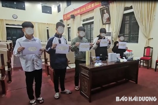 Nhóm học sinh lớp 9 Trường THCS Tân Hồng tự chế tạo pháo mang đến trường đốt