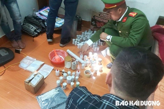 Cần tiền, một thanh niên ở Tứ Cường làm pháo nổ để bán