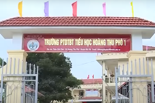 Hiệu trưởng từ chức sau vụ học sinh ăn cơm chan mì tôm