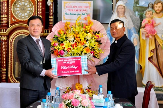 Đồng chí Chủ tịch UBND tỉnh Hải Dương Triệu Thế Hùng thăm, chúc mừng chức sắc, giáo dân nhân dịp Giáng sinh