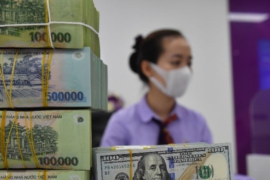 Giá USD ngân hàng giảm nhanh theo giá thế giới
