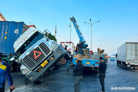Xe đầu kéo lật nghiêng, quốc lộ 5 ùn ứ khoảng 2 giờ 