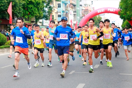 Lễ trao giải cho các đoàn vận động viên dự Giải việt dã Báo Hải Dương năm 2023